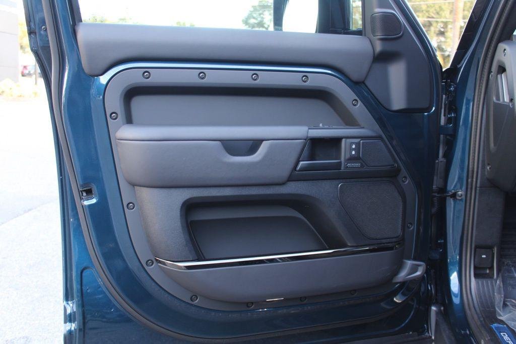 2026 Land Rover Defender OCTA - Photo 17