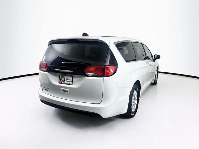 New 2027 Bright White Clear-Coat Exterior Paint Chrysler LX image 7