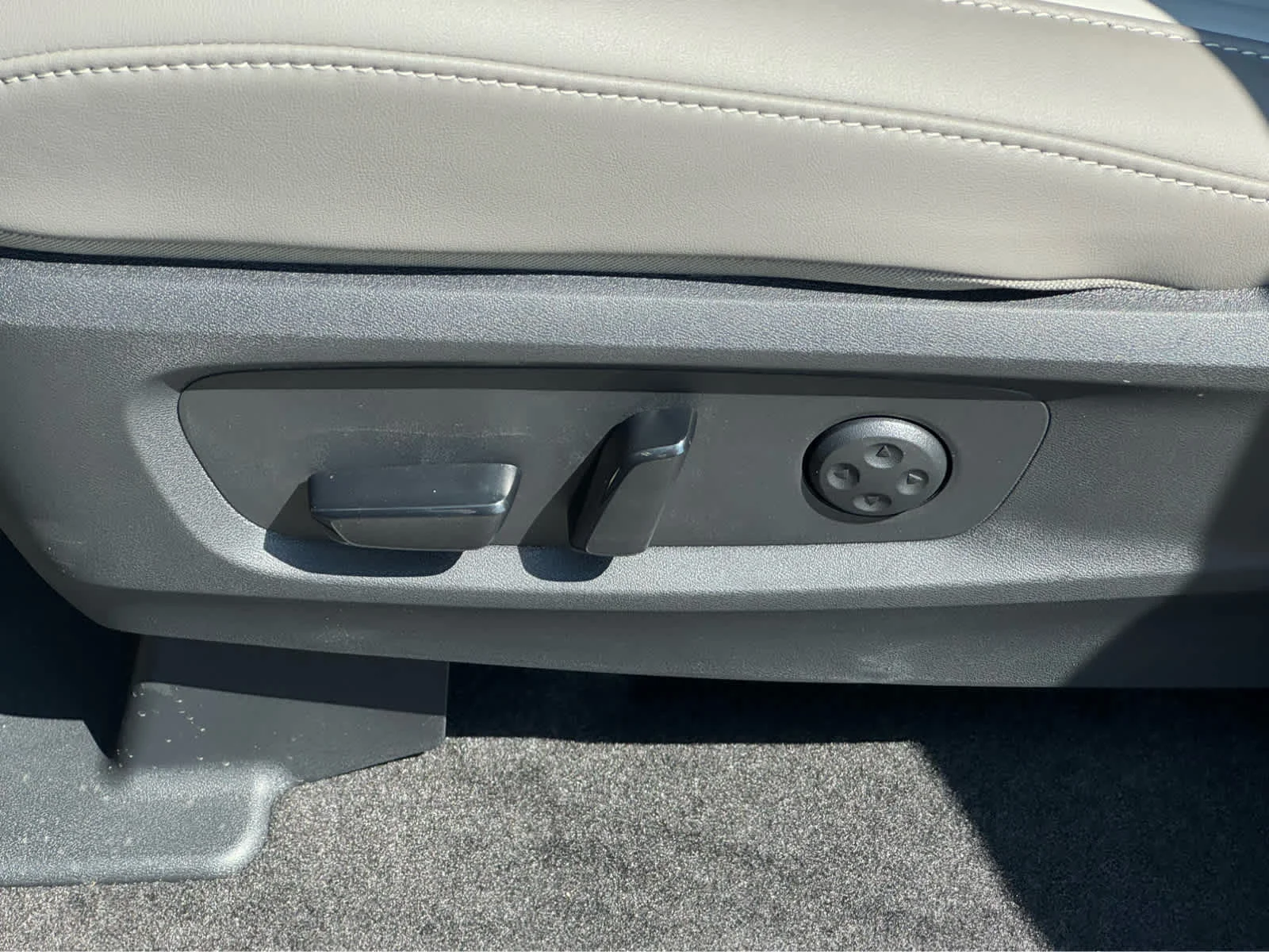 New 2027 GRAPHITE SHADOW INFINITI Luxe AWD image 16