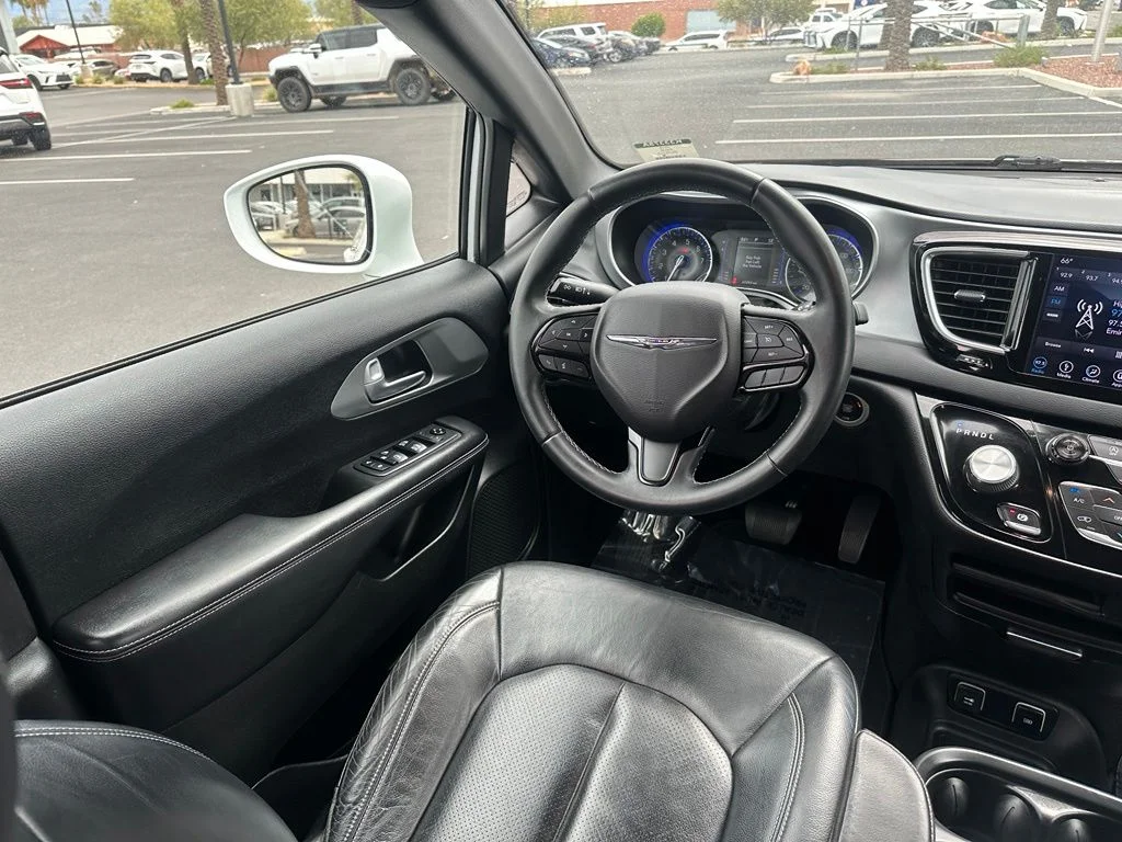 Used 2018 White Chrysler Touring L image 17