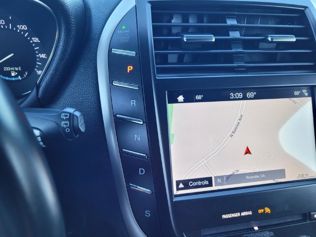 Used 2019 Gray Lincoln Select image 19