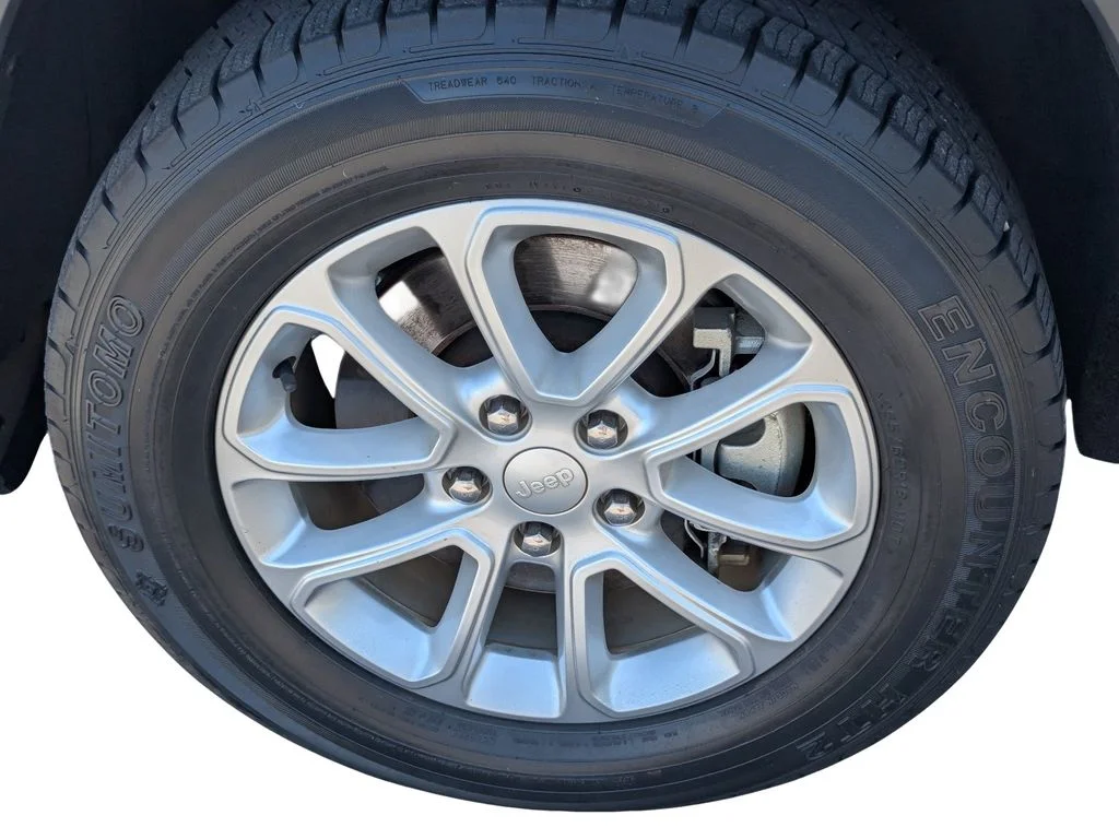 Used 2021 Red Jeep Laredo E image 12