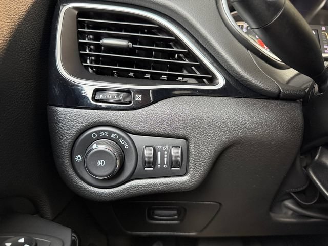 Used 2021 Hydro Blue Jeep Altitude image 31