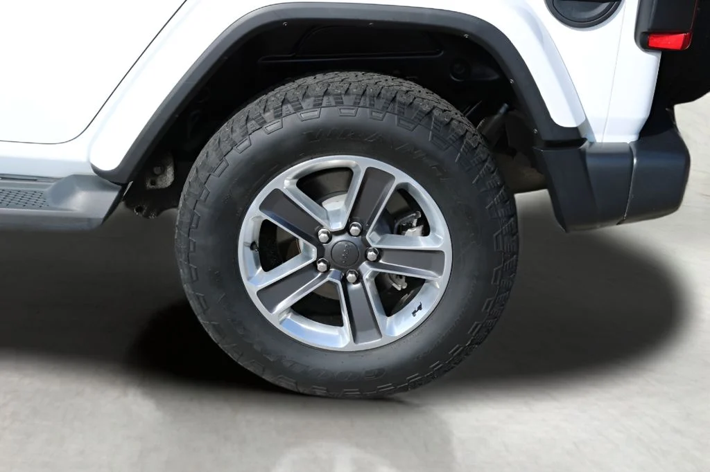 Used 2018 White Jeep Unlimited Sahara image 9