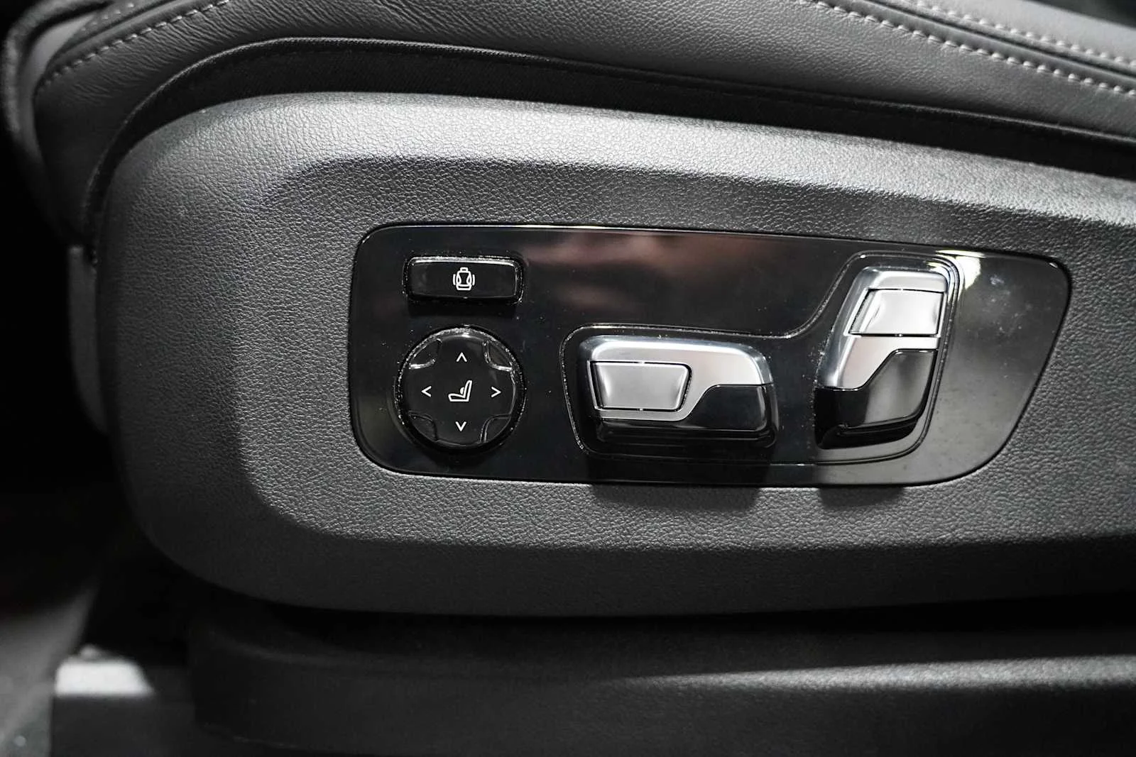 Certified Used 2023 Black Sapphire Metallic BMW M50i image 14