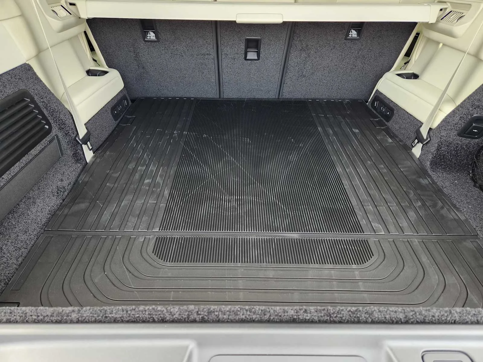 New 2026 Carpathian Grey LAND ROVER SE LWB 7-Seats / V8 image 32