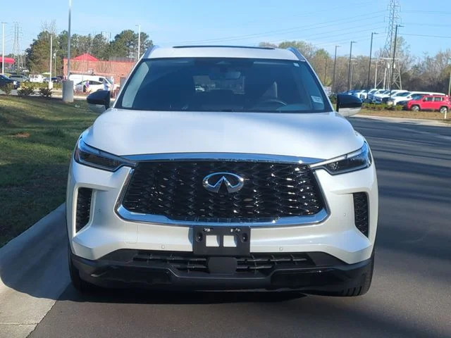 Used 2023 White INFINITI LUXE image 16