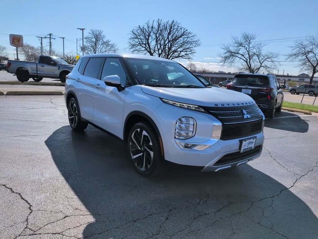 Used 2023 White Mitsubishi SE image 3