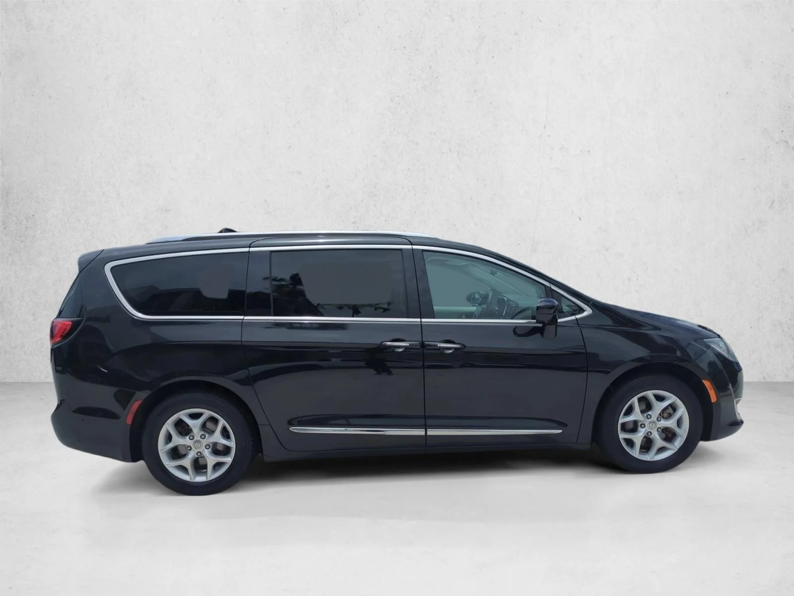 Used 2018 Brilliant Black Crystal Pearlcoat Chrysler Touring L image 4