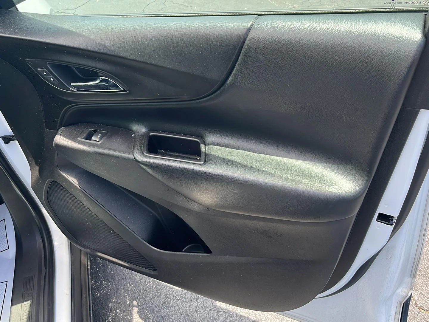 Used 2018 SUMMIT WHITE Chevrolet LT image 27