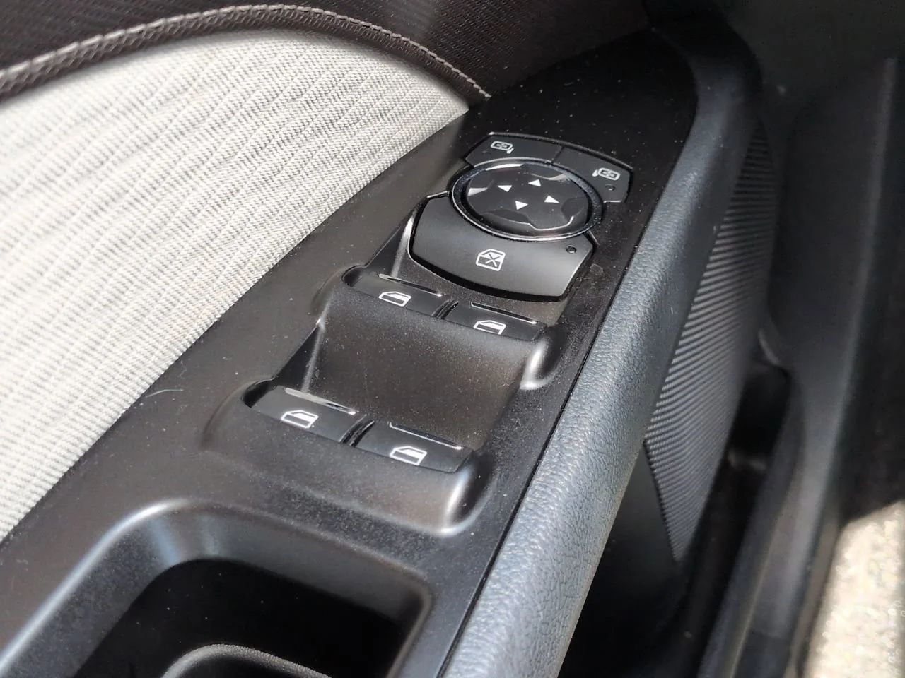 Used 2019 Oxford White Ford SE image 24