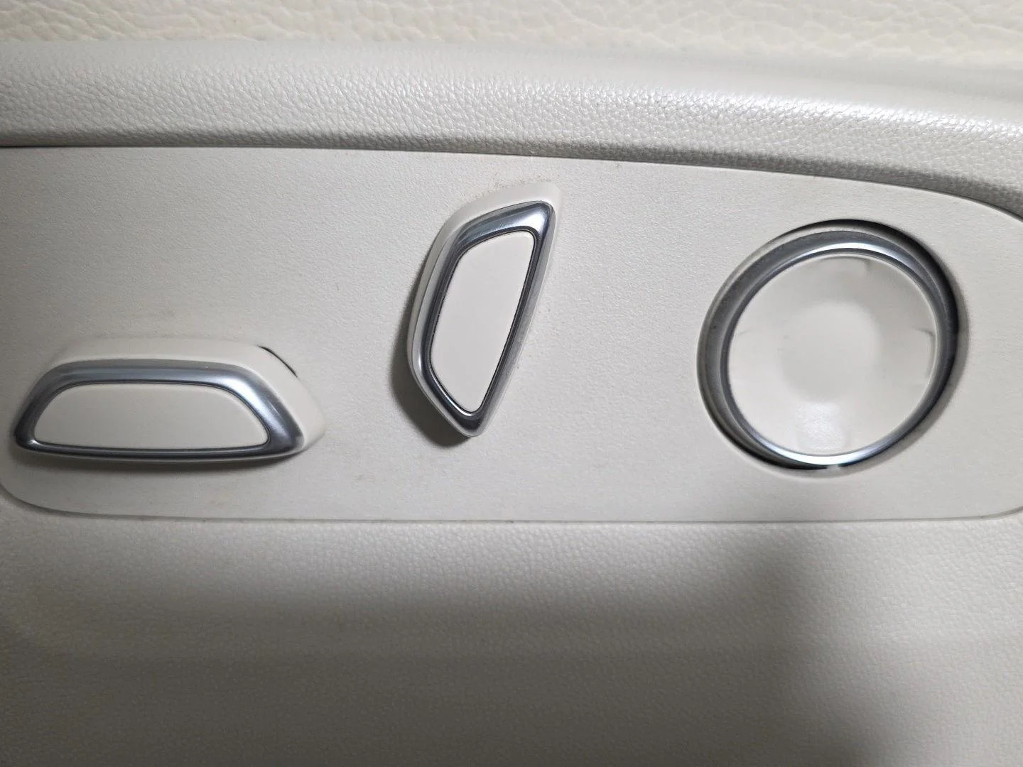 Used 2024 White Frost Tricoat GMC Denali image 14