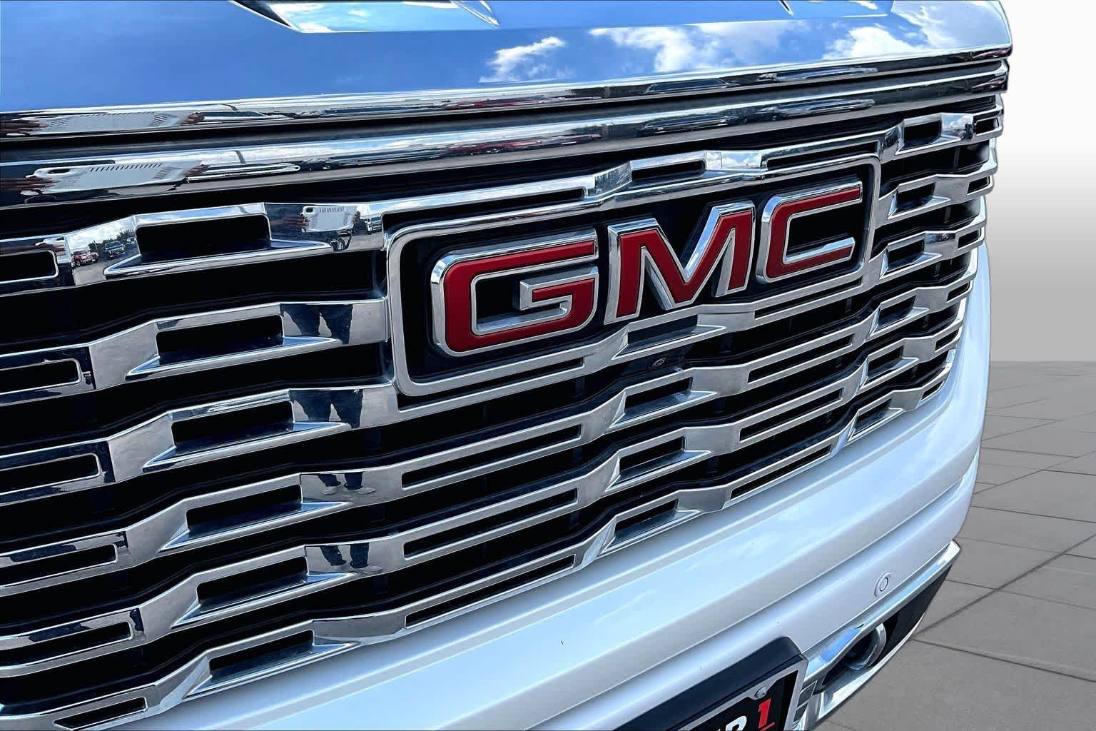 Used 2023 White Frost Tricoat GMC Denali image 30