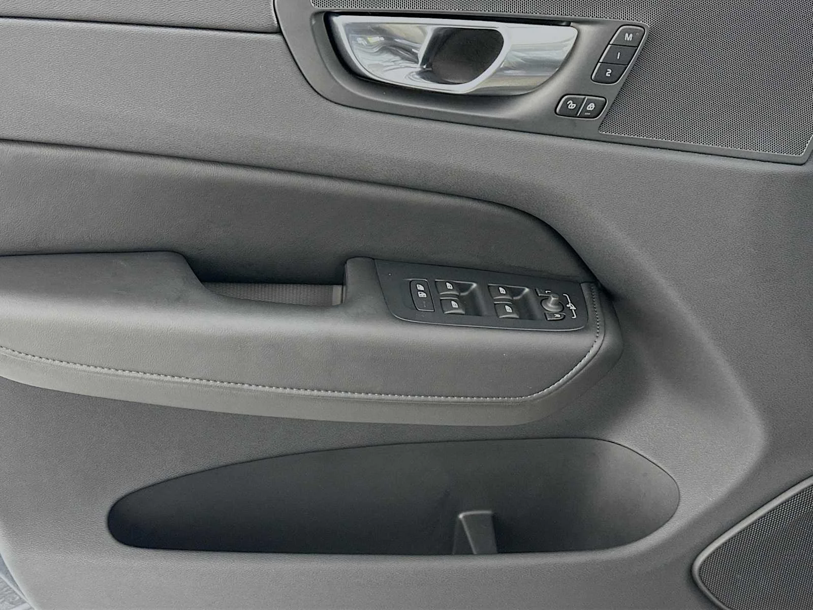 2025 Volvo XC60 Plus - Photo 17