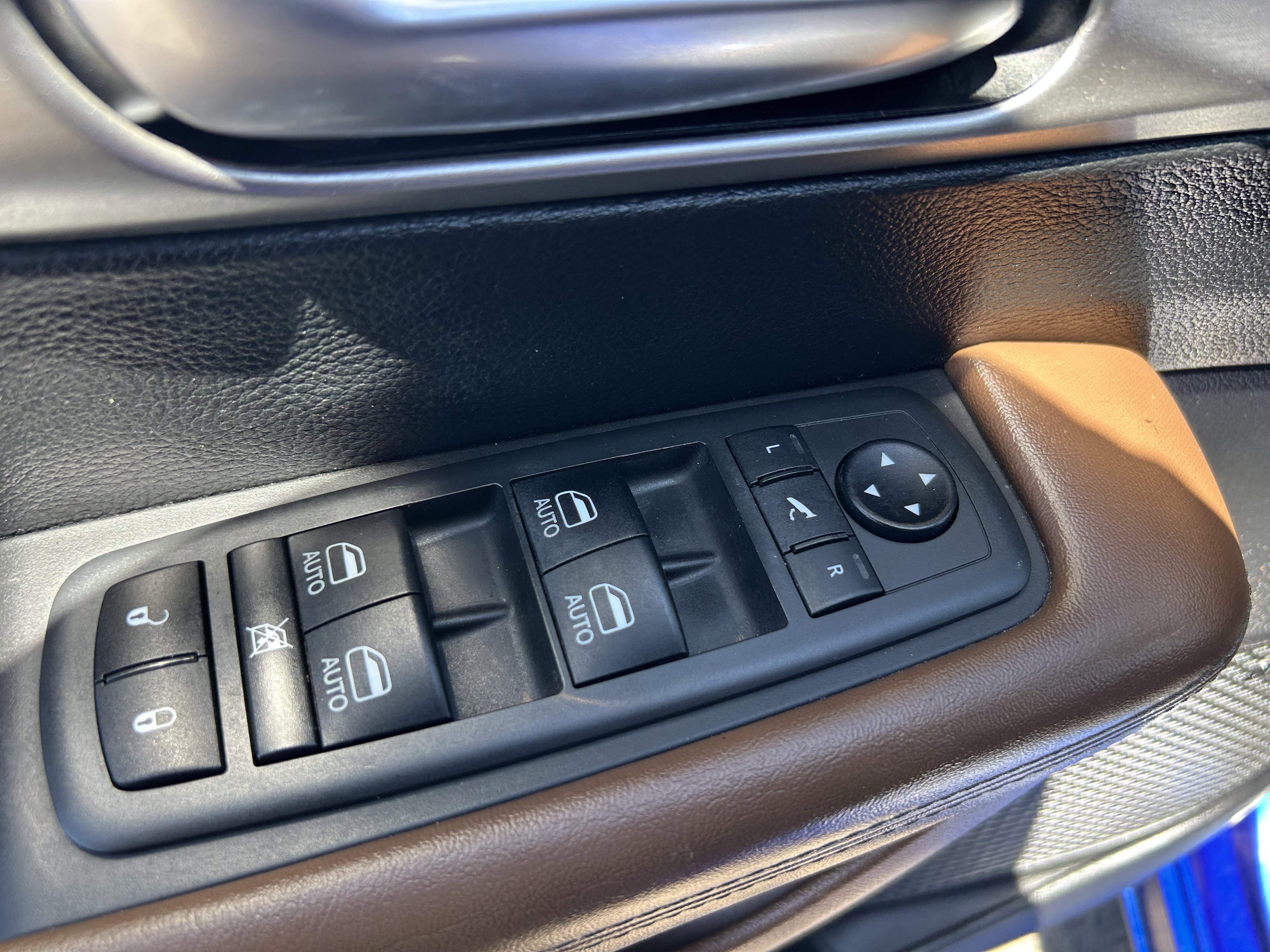 Used 2021 Ocean Blue Metallic Chrysler Hybrid Limited image 30