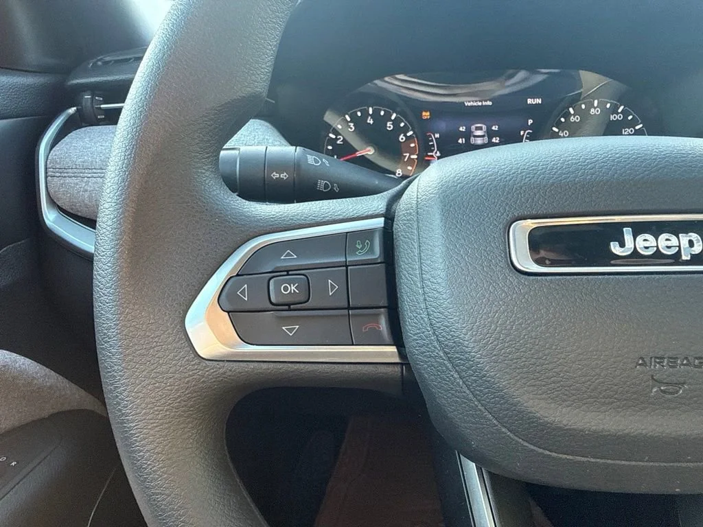 Used 2024  Jeep Sport image 13
