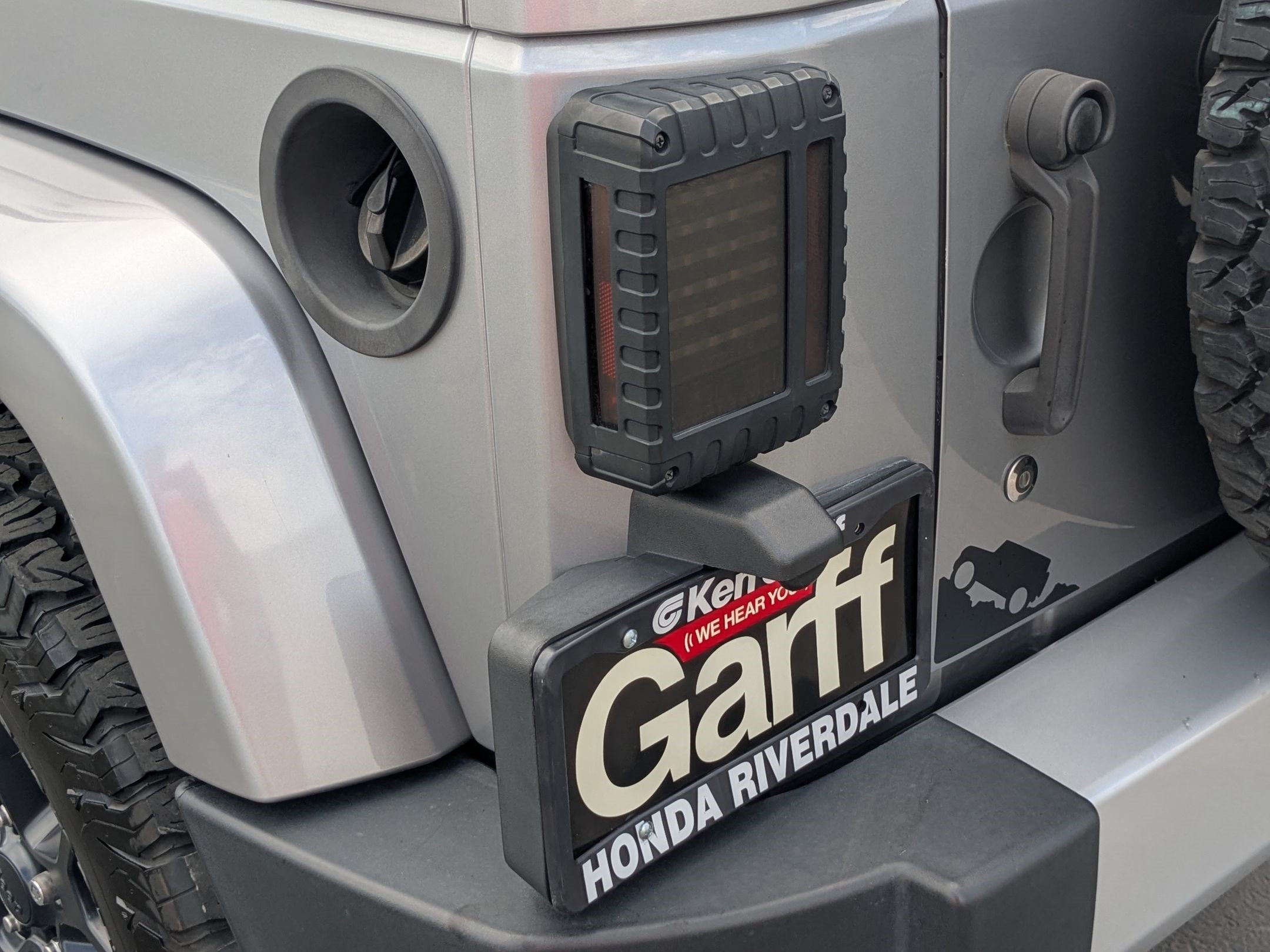 Used 2014 Billet Metallic Clearcoat Jeep Sahara image 11