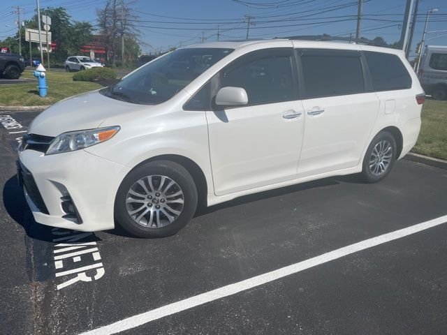 2018 Toyota Sienna XLE V6 8-Passenger's photo