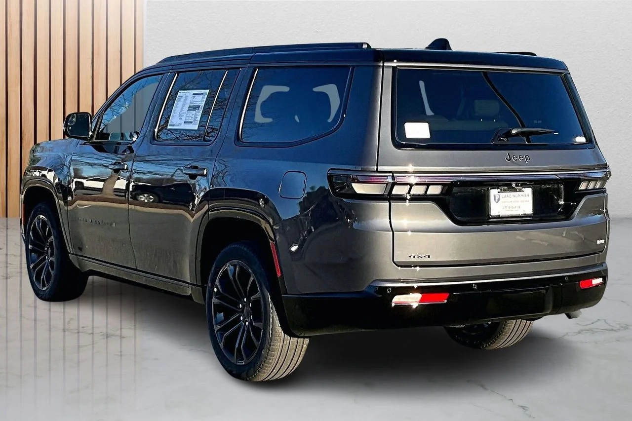 New 2026 Baltic-Gray Metallic Clear-Coat Exterior Paint Jeep Summit Obsidian image 7