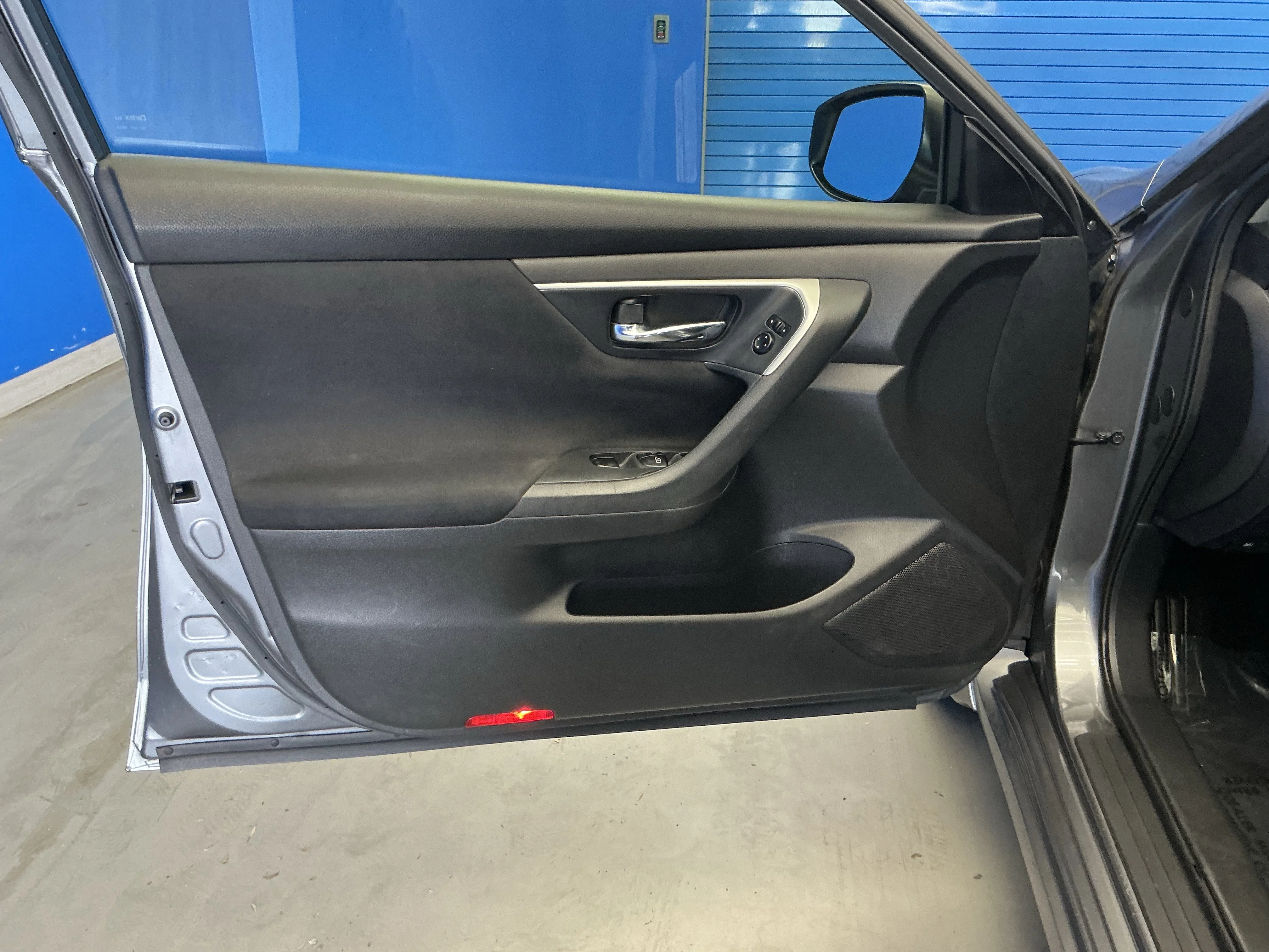 Used 2015 Gun Metallic Nissan 2.5 SV image 9