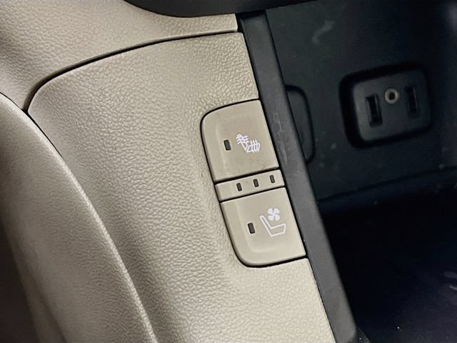 Used 2017 WHITE FROST TRICOAT GMC Denali image 22
