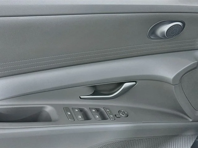 New 2026 Hyundai ELANTRA SE