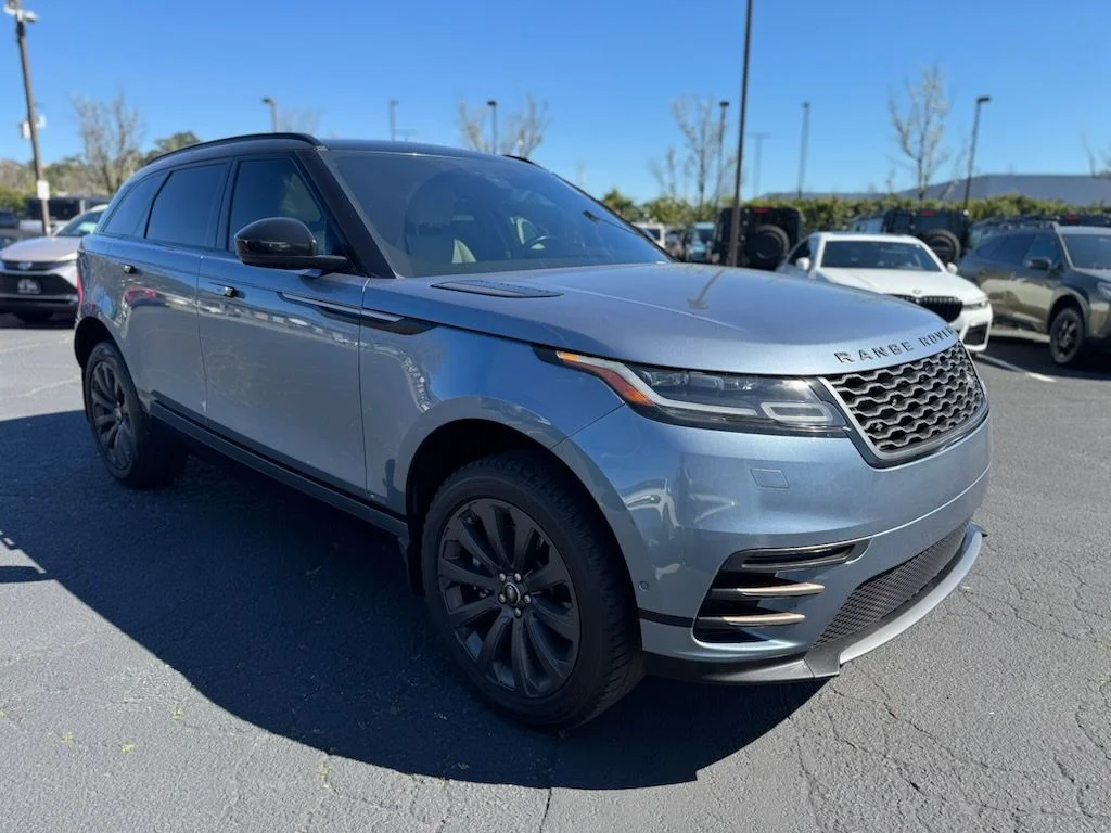Used 2019 Byron Blue Metallic Land Rover SE R-Dynamic image 4