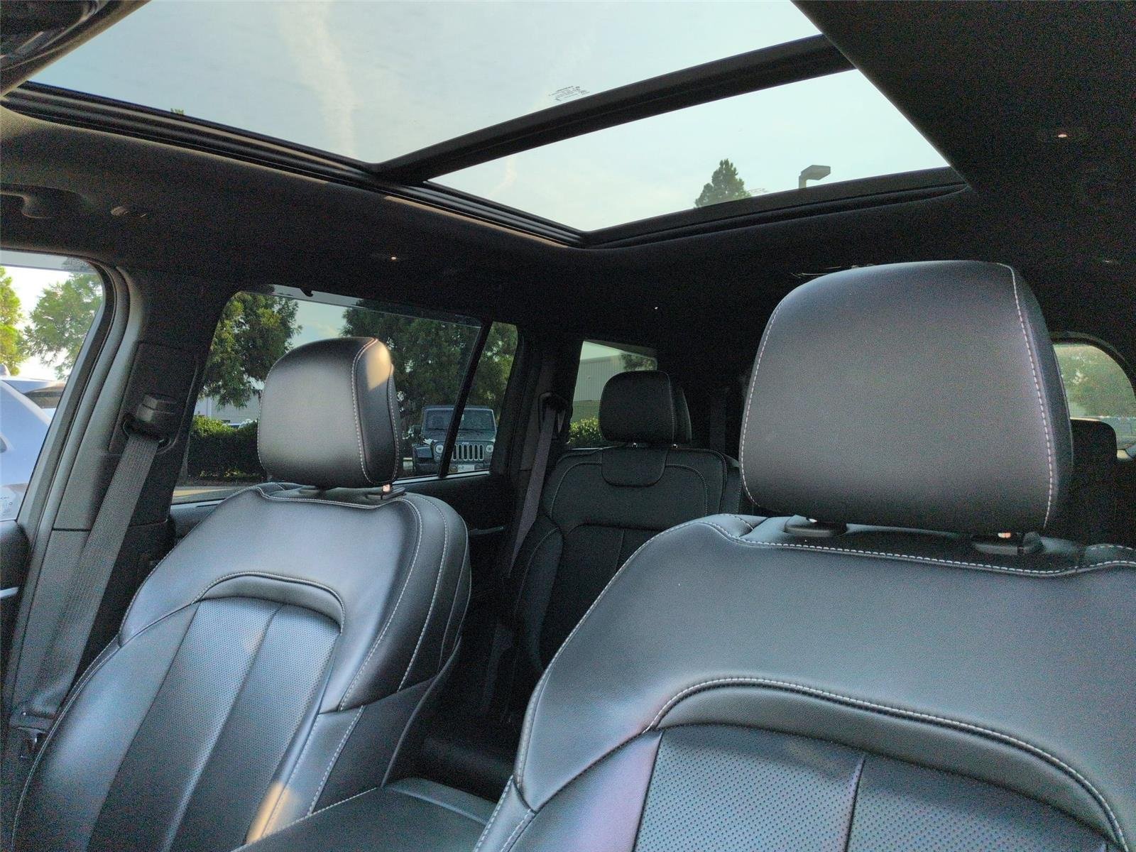 Used 2025 Diamond Black Crystal Pearlcoat Jeep Limited image 32