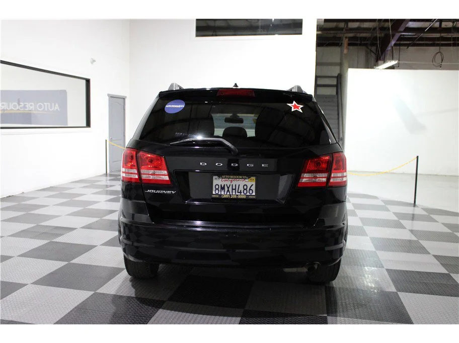 Used 2019 Pitch Black Clearcoat Dodge SE Value Pkg image 5