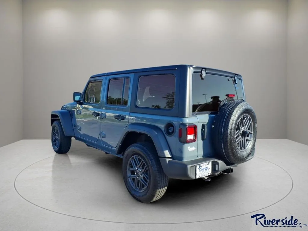 Used 2024 Gray Jeep Sport S image 4