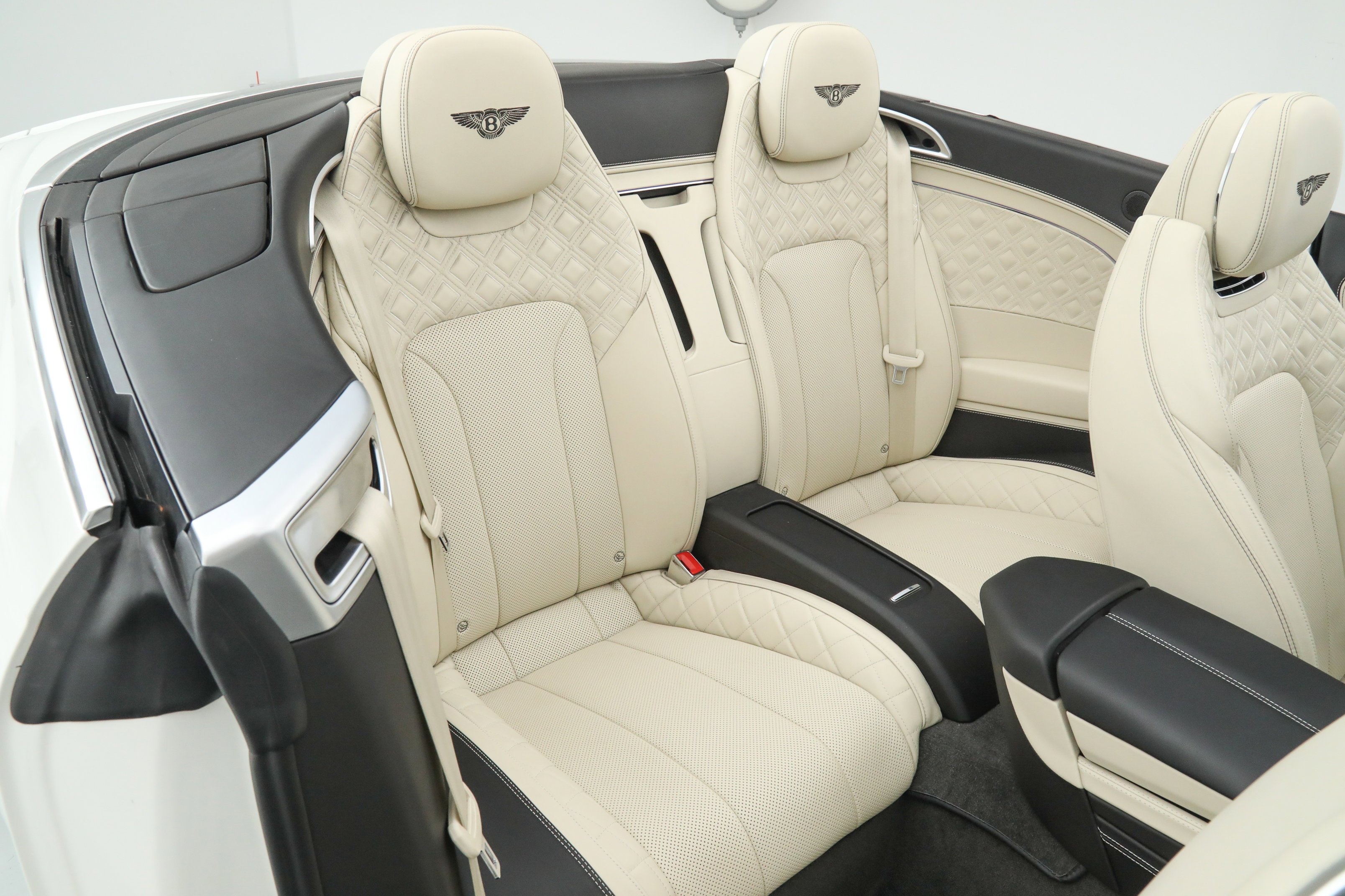 Used 2022 White Bentley GT V8 Convertible image 20