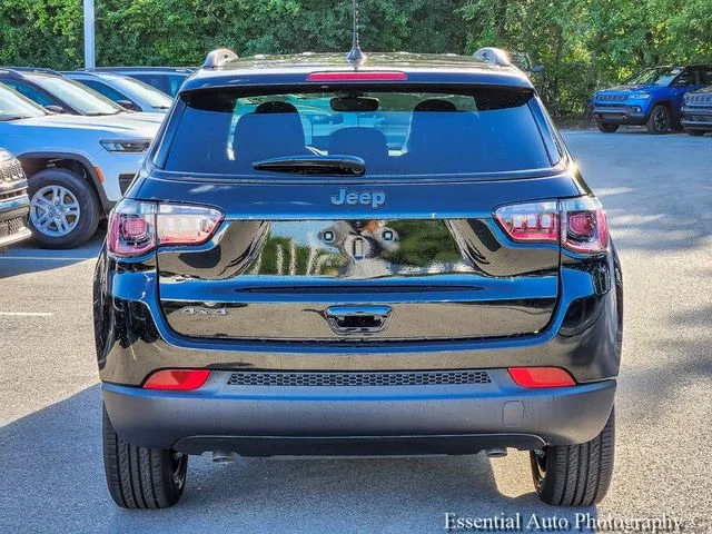New 2026 Diamond Black Crystal Pearl-Coat Exterior Paint Jeep Latitude image 5