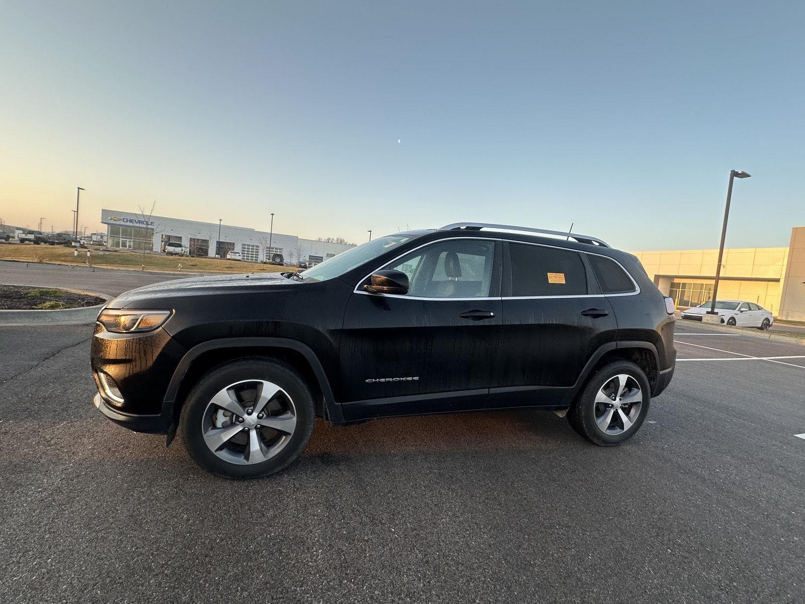 Used 2020 Jeep Cherokee Limited with VIN 1C4PJMDXXLD621723 for sale in Kansas City