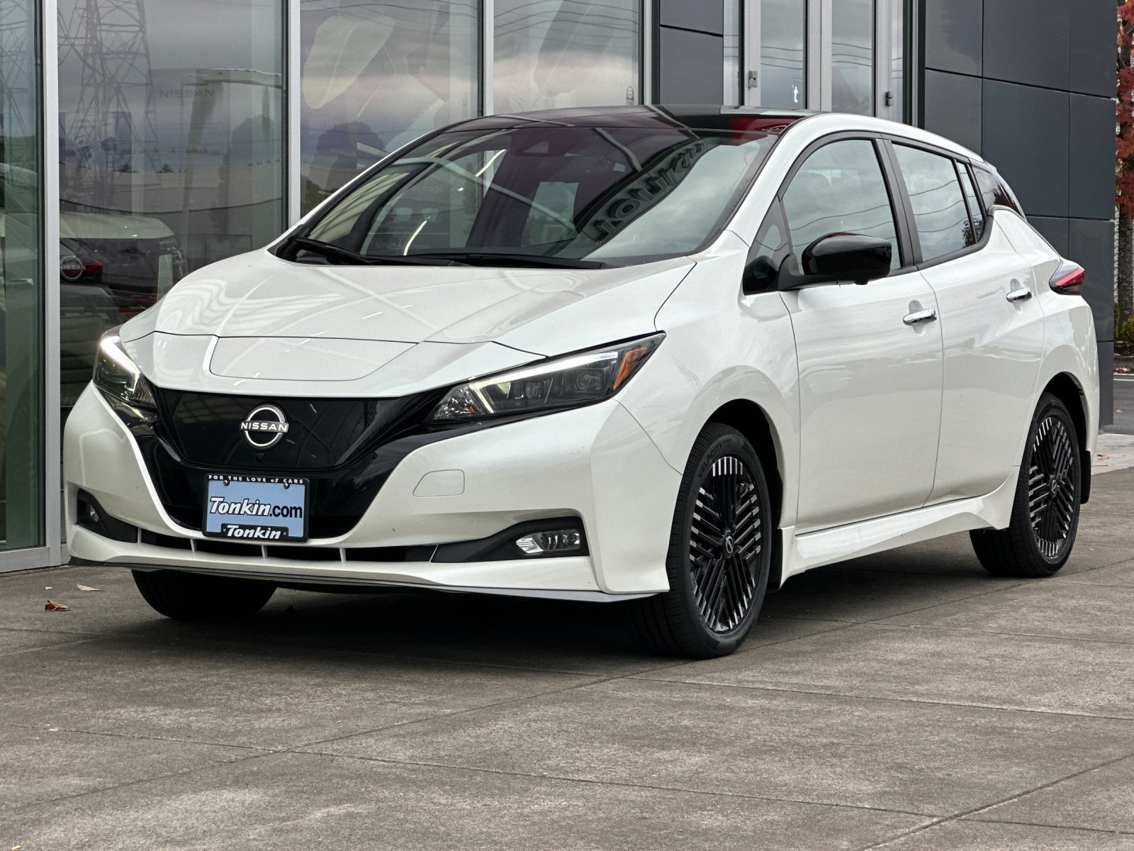 Used 2025 Super Black/Pearl White Nissan SV Plus image 7
