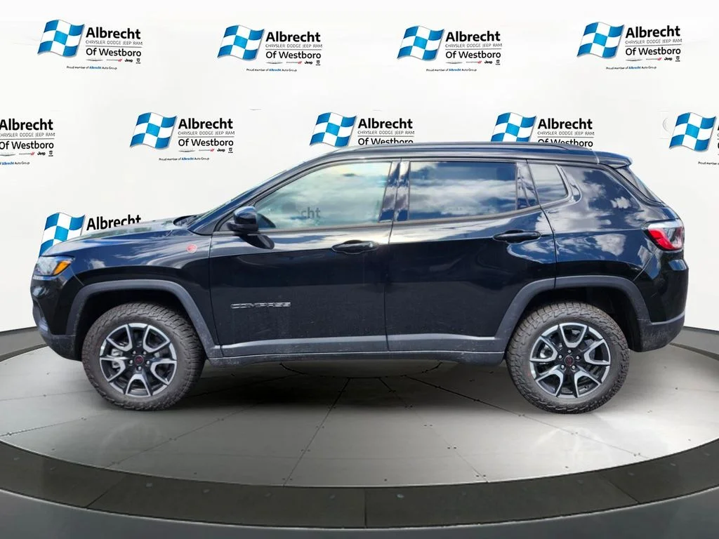 New 2026 Diamond Black Crystal Pearl-Coat Exterior Paint Jeep Trailhawk image 2