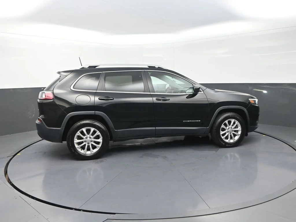 Used 2019 Black Jeep Latitude image 11