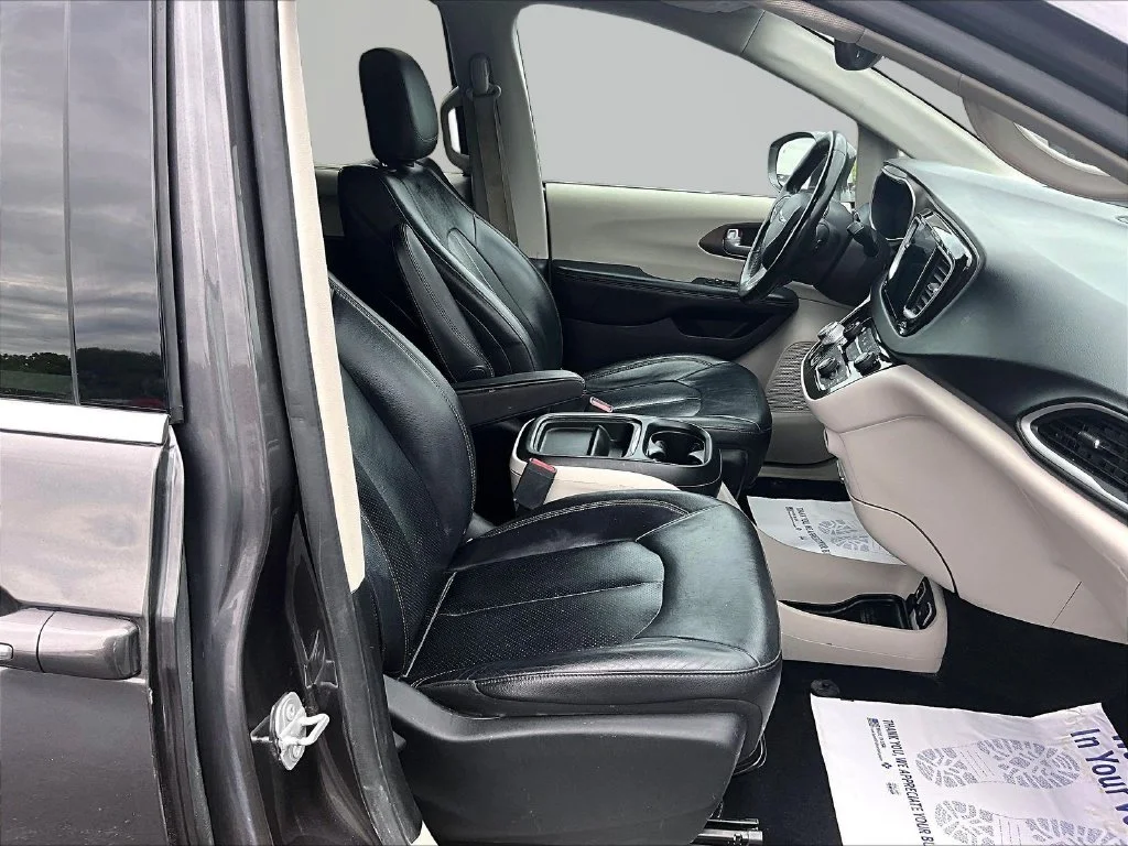 Used 2019 Gray Chrysler Touring L image 7