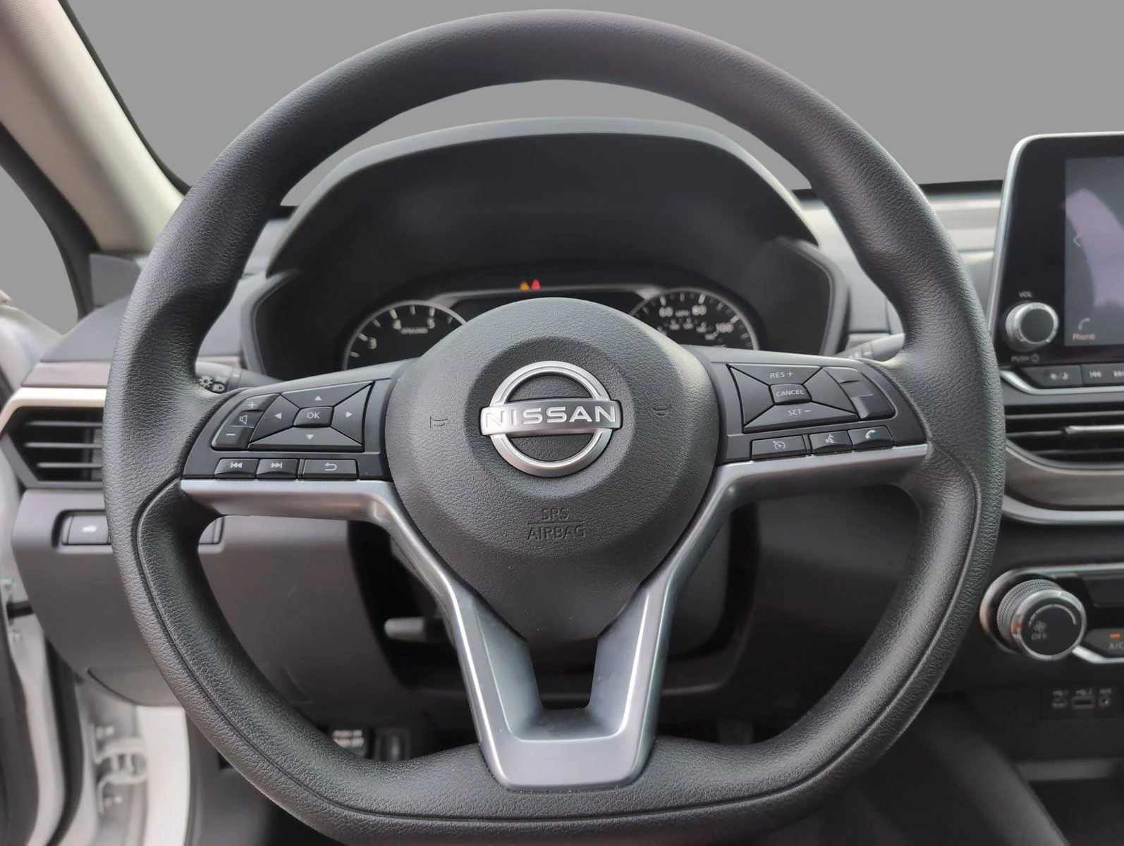 Used 2025 Glacier White Nissan SV image 28