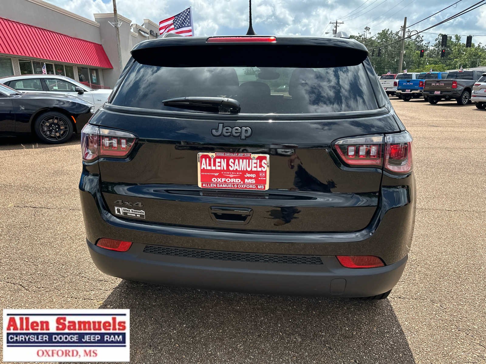New 2026 Diamond Black Crystal Pearl-Coat Exterior Paint Jeep Latitude image 4
