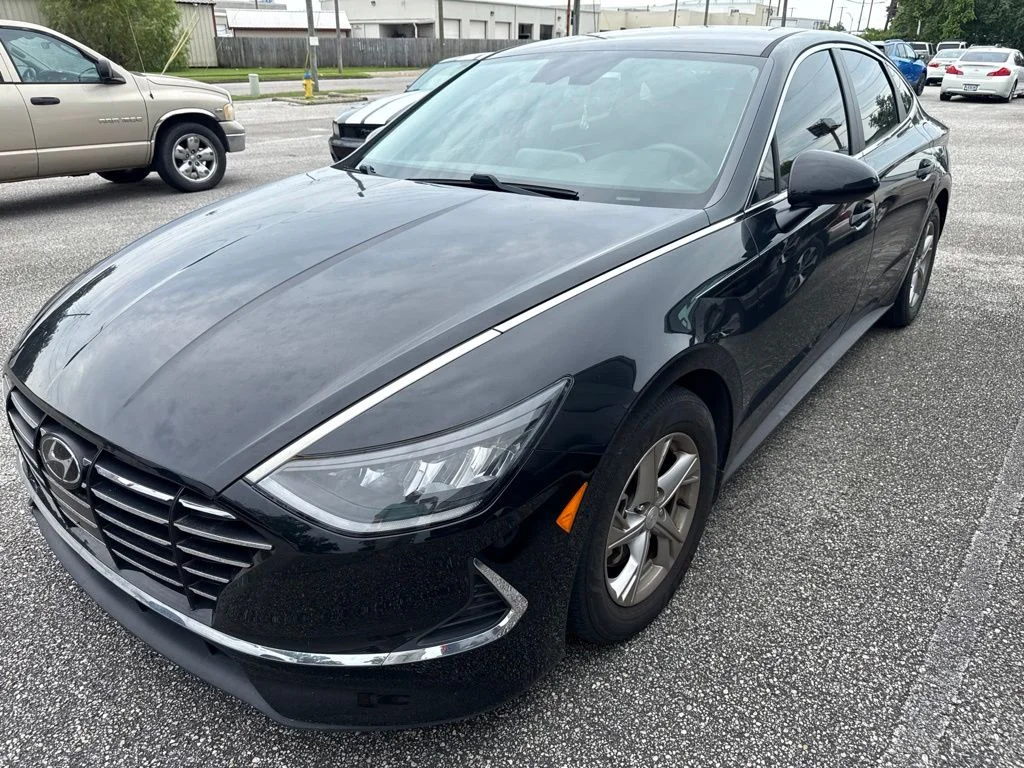 Used 2021 Black Hyundai SE image 3