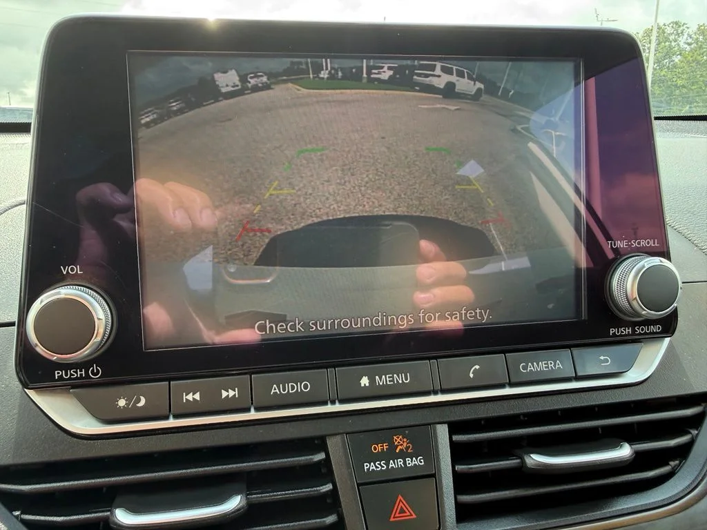 Used 2025 White Nissan 2.5 SV image 13