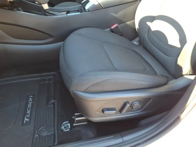 Used 2025 White Hyundai SEL image 14