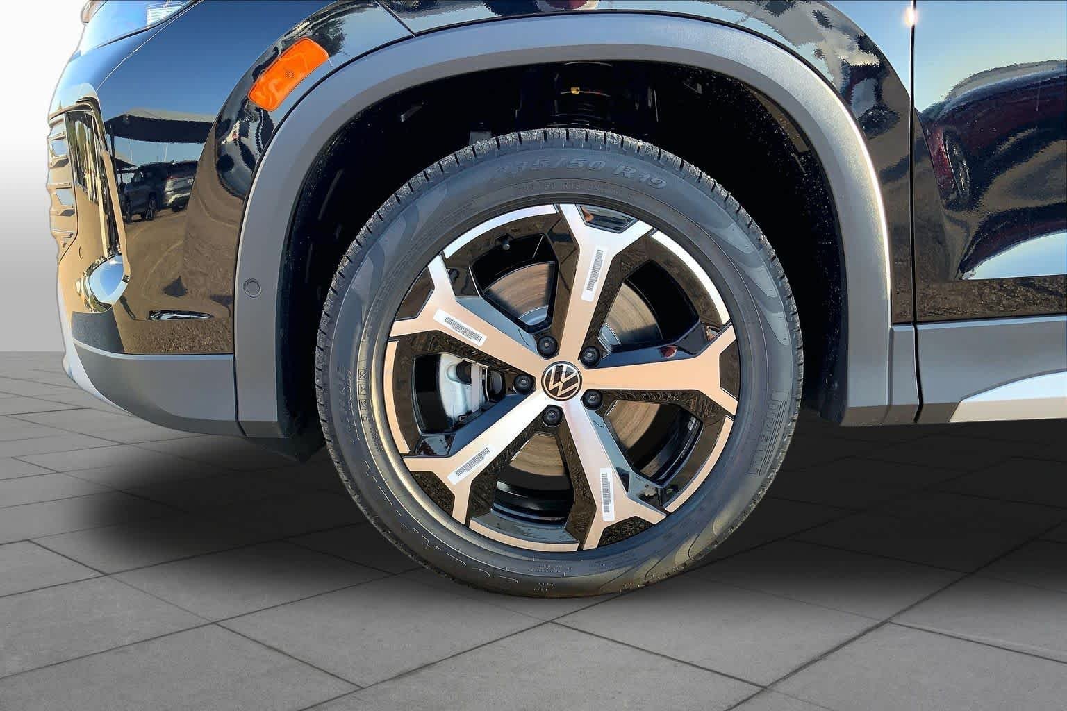 New 2026 Deep Black Pear Volkswagen SE image 12