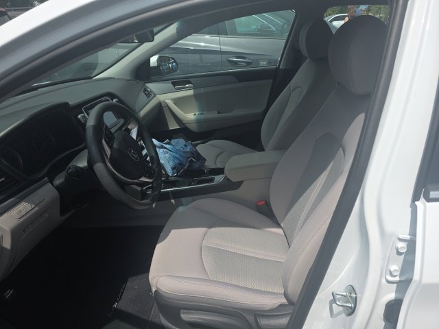 Used 2018 Quartz White Pearl Hyundai SE image 2