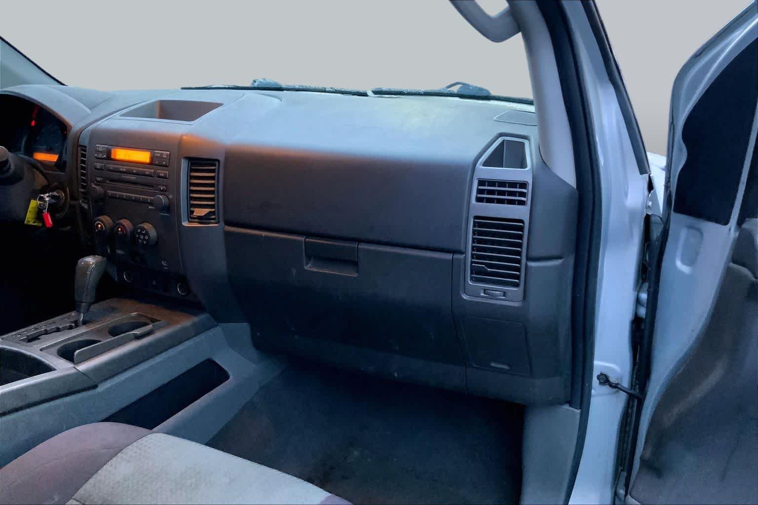 Used 2007 Radiant Silver Nissan SE image 13