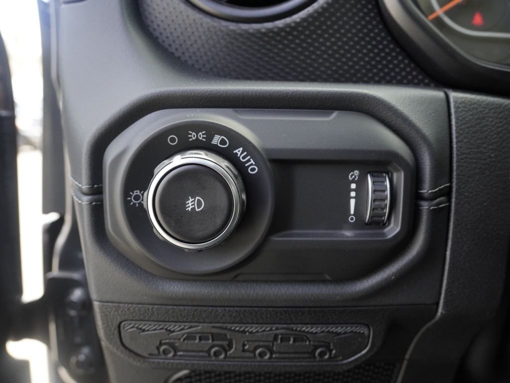 New 2026 Granite Crystal Metallic Clear-Coat Exterior Paint Jeep Rubicon image 11