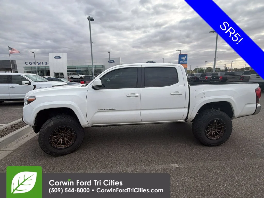 Used 2022 White Toyota SR5 image 18