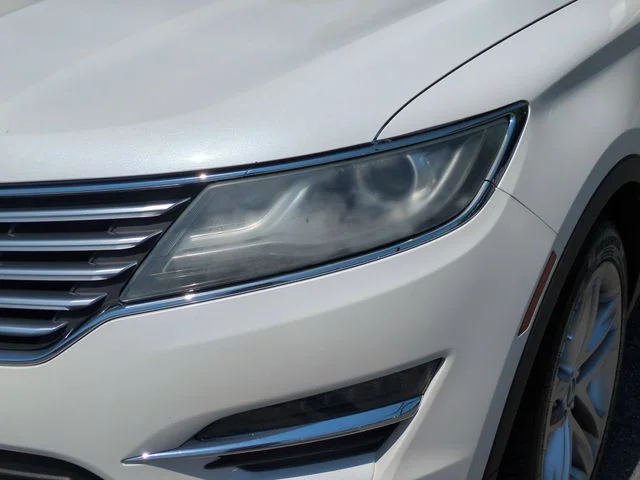 Used 2015 White Lincoln Base image 9