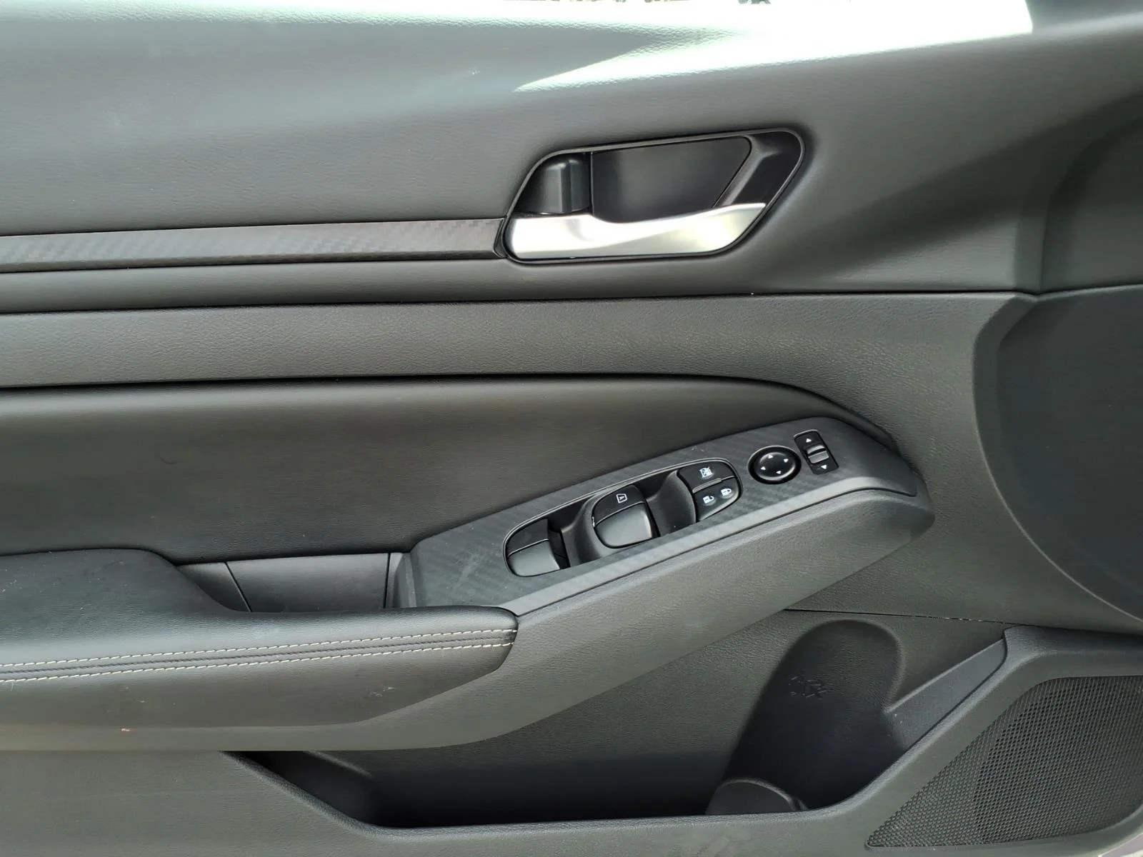 Used 2025 Glacier White Nissan SV image 14
