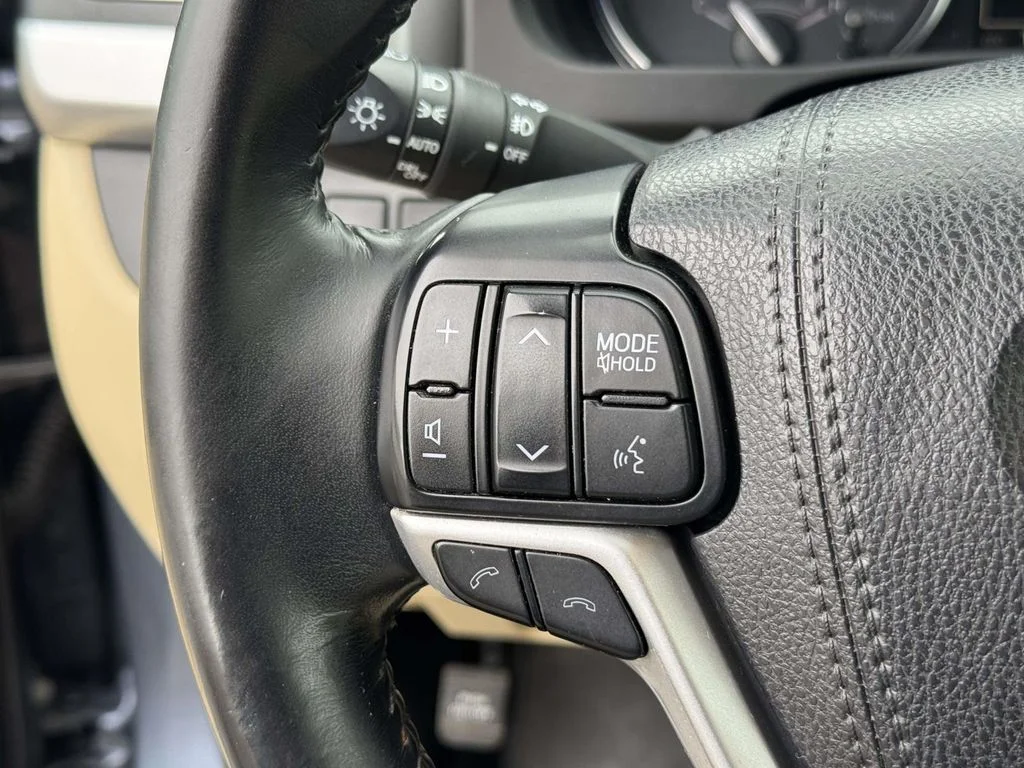 Used 2018 Blue Toyota XLE image 23